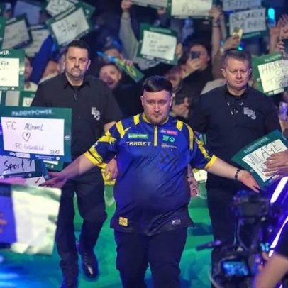 Luke Littler avança para a terceira final consecutiva no Mundial de dardos