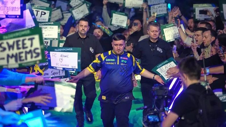 Luke Littler avança para a final do mundial de dardos