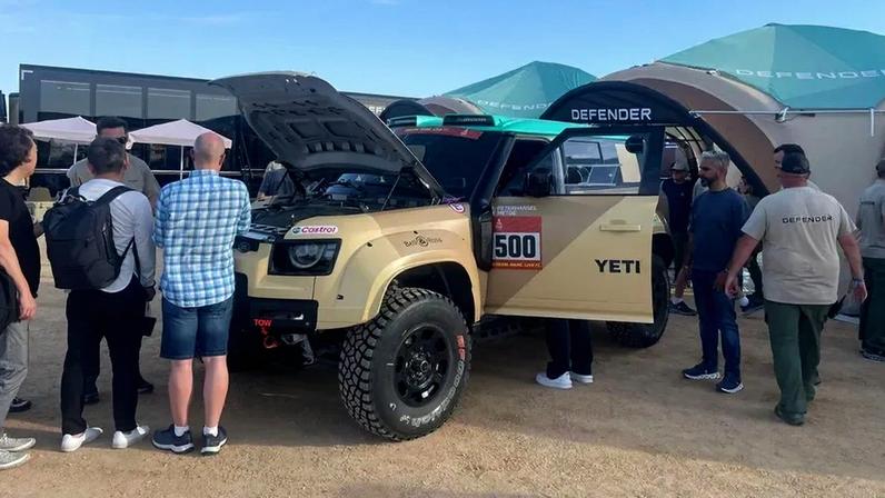 Equipa Defender prepara o carro 500 de Peterhansel para o Dakar.