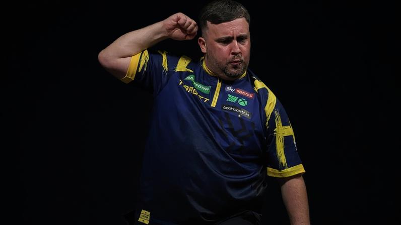 Luke Littler celebra título mundial de dardos
