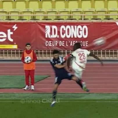 Jogador do Monaco expulso após falta dura diante do Lyon
