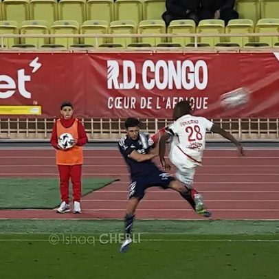 Jogador do Monaco expulsado após falta violenta diante do Lyon