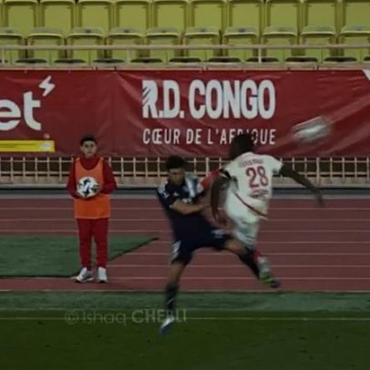 Jogador do Monaco expulso após falta grave contra o Lyon