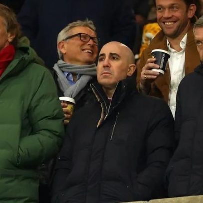 Protesto chama palhaço Ratcliffe e critica Wilcox: Man United vira circo