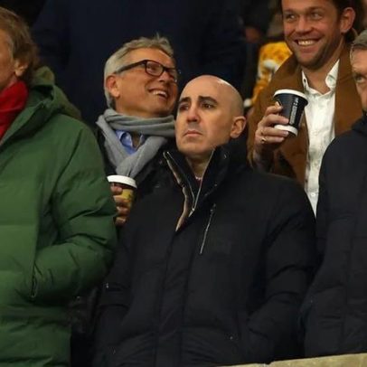 Protesto chama palhaço a Ratcliffe e critica Wilcox no Man United
