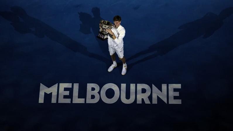 Jannik Sinner festeja a conquista do Open da Austrália