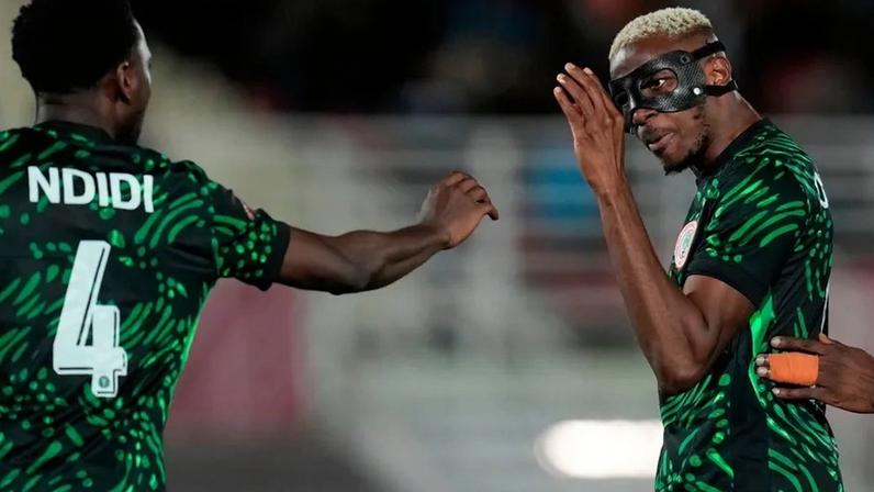 Osimhen pondera saída da CAN após desentendimento com Lookman