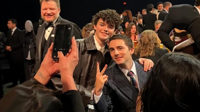 Owen Patrick Cooper e Timothée Chalamet juntos e falam sobre Diogo Jota