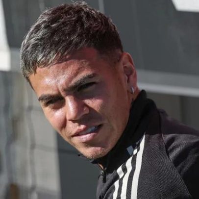 Barrenechea publica mensagem após lesão, anuncia treino com mais força