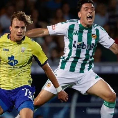 Alex Pinto rescinde e Arouca procura lateral-direito no mercado
