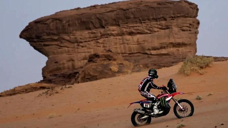 Piloto enfrenta dunas no Dakar'2026