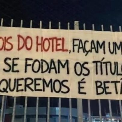 Cerca de 30 adeptos exibem tarja na Luz à espera da equipa, que foi para Seixal