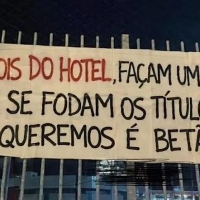 Cerca de 30 adeptos exibem tarja na Luz à espera da equipa que seguiu para Seixal