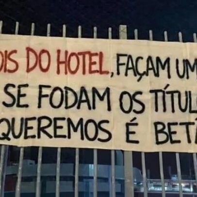 Adeptos exibem tarja na Luz enquanto equipa segue para o Seixal