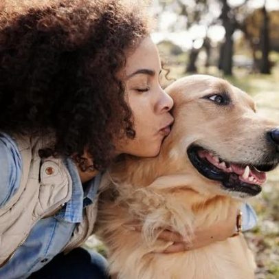 Ter um cão aumenta a sociabilidade de adolescentes, com carinho aos patudos