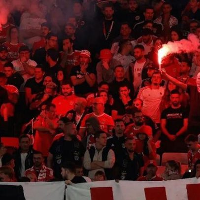 Benfica multado em 3.185 euros por pirotecnia na receção ao Estoril