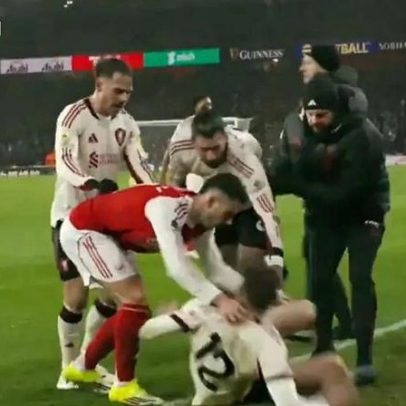 Martinelli sob escrutínio após atitude durante lesão de Conor Bradley no relvado