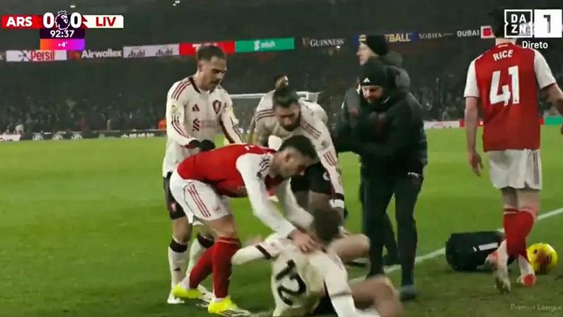 A enorme confusão no Arsenal-Liverpool depois do momento que envolveu Conor Bradley e Martinelli