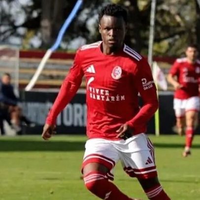 Manu encerra calvário com golo e garante subida