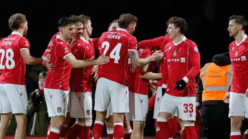 Wrexham segue em frente