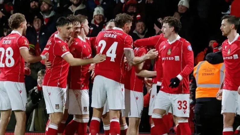 Wrexham segue em frente