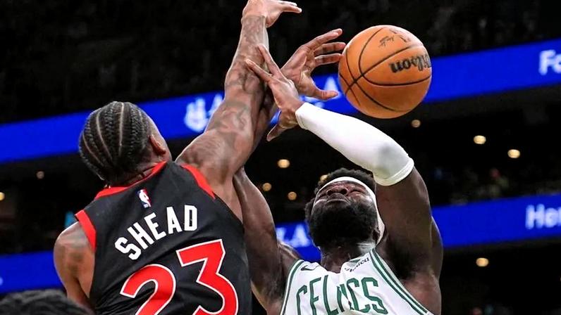 Neemias Queta em ação frente aos Toronto Raptors