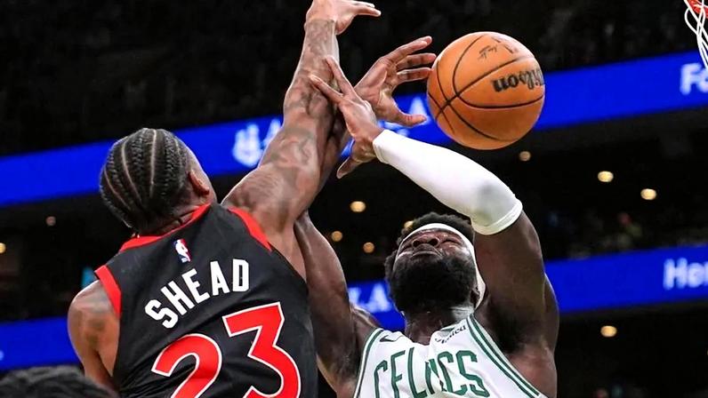 Neemias Queta em ação frente aos Toronto Raptors