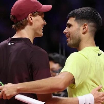 Alcaraz vence Sinner em exibição e deixa aviso para o Open da Austrália