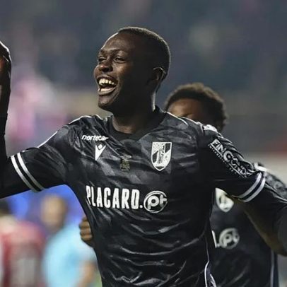 Camisola de Ndoye da final da Allianz Cup leiloada por alto valor