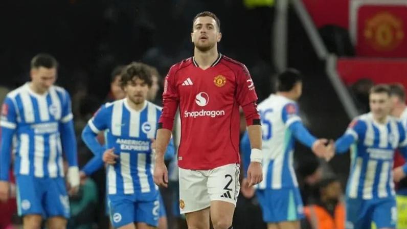 Diogo Dalot após eliminação do Manchester United aos pés do Brighton na Taça de Inglaterra