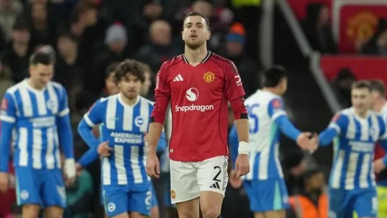Diogo Dalot após eliminação do Manchester United aos pés do Brighton na Taça de Inglaterra