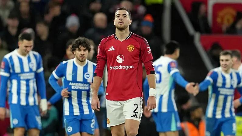 Diogo Dalot após eliminação do Manchester United aos pés do Brighton na Taça de Inglaterra