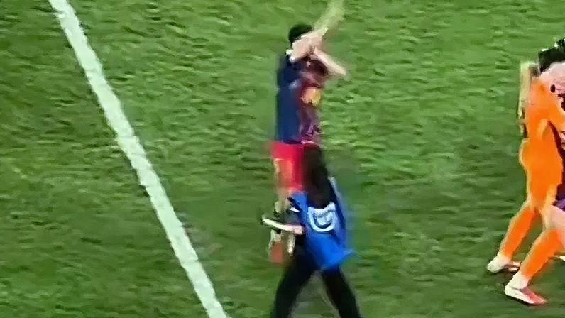 Cubarsí faz gesto obsceno para a bancada após conquista da Supertaça de Espanha