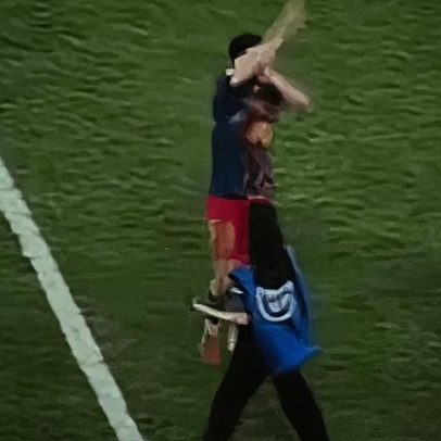 Cubarsí faz gesto para a bancada após conquista da Supertaça de Espanha