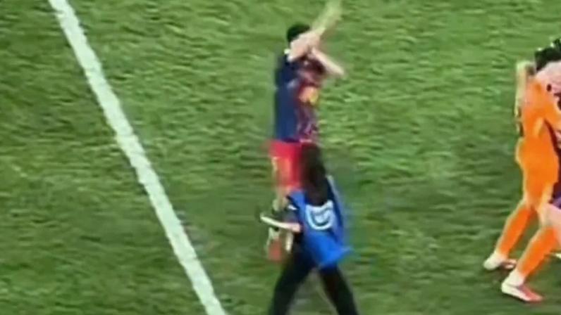 Cubarsí faz gesto obsceno para a bancada após conquista da Supertaça de Espanha