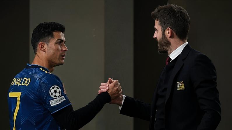 Cristiano Ronaldo cumprimenta Michael Carrick em 2021, após o jogo com o Villarreal, na Champions