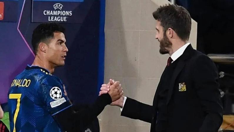 Cristiano Ronaldo cumprimenta Michael Carrick em 2021, após o jogo com o Villarreal, na Champions
