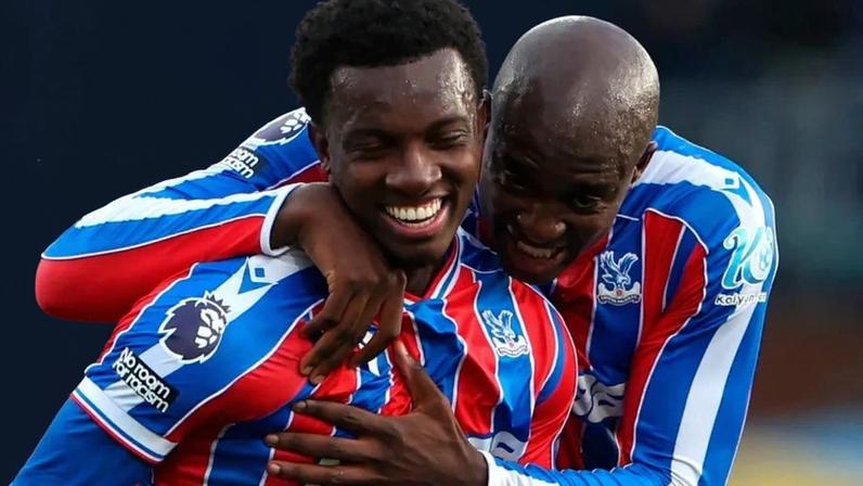 Mateta com Nketiah no Palace