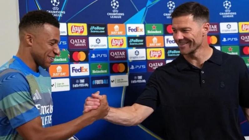 Mbappé e Xabi Alonso sorridentes