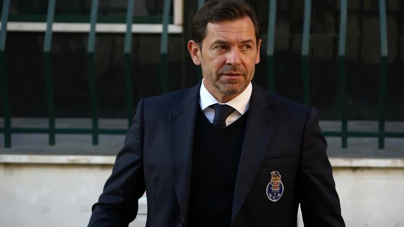 Villas-Boas e Rui Costa separados na tribuna no clássico