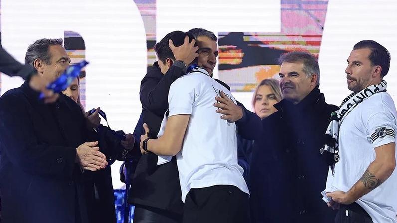 António Miguel Cardoso e o treinador Luís Pinto celebram juntos