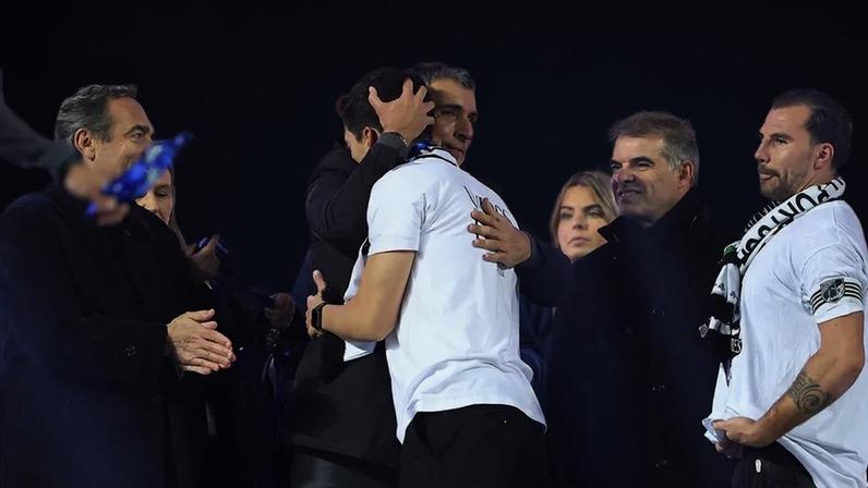 António Miguel Cardoso e o treinador Luís Pinto celebram juntos