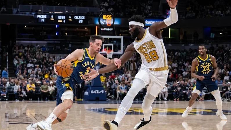 Neemias Queta em ação frente aos Indiana Pacers