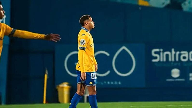 Léo Santos em viagem para o Dinamo Tbilisi