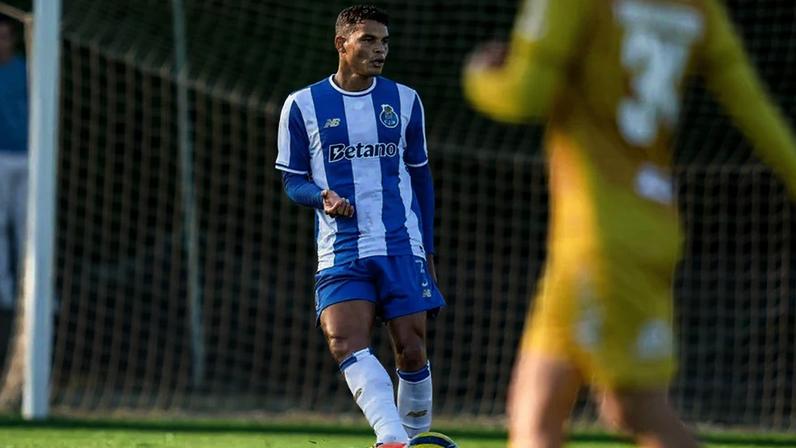 Thiago Silva observa jogadores do FC Porto