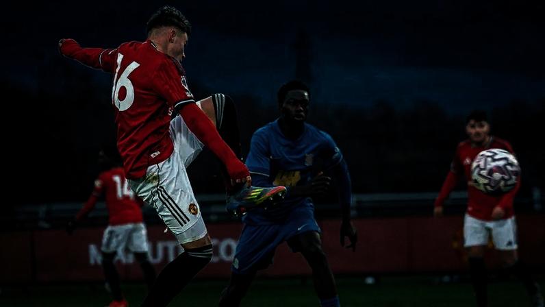 Filho de Wayne Rooney impedido de usar as suas chuteiras pelo United; pai apoia