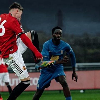 Filho de Wayne Rooney impedido de usar chuteiras Manchester United; pai apoia