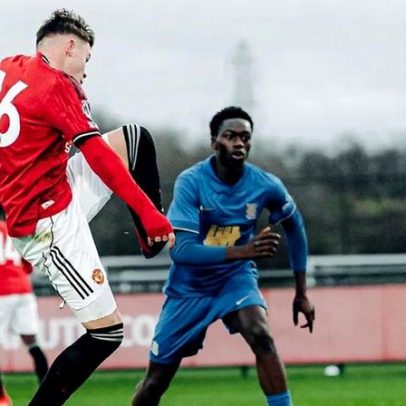 Filho de Rooney proibido de usar chuteiras pelo Man. United, pai apoia medida