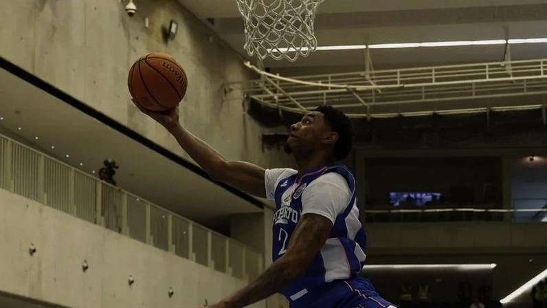 Jogador de basquete tenta marcar cesto durante partida