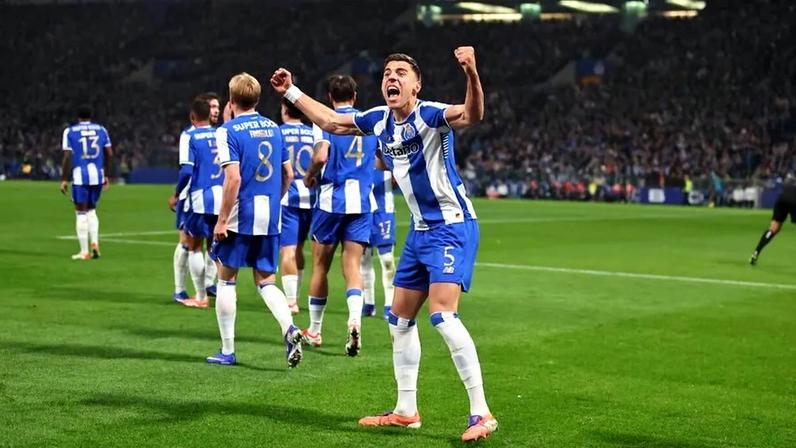 Jan Bednarek marcou ao Benfica